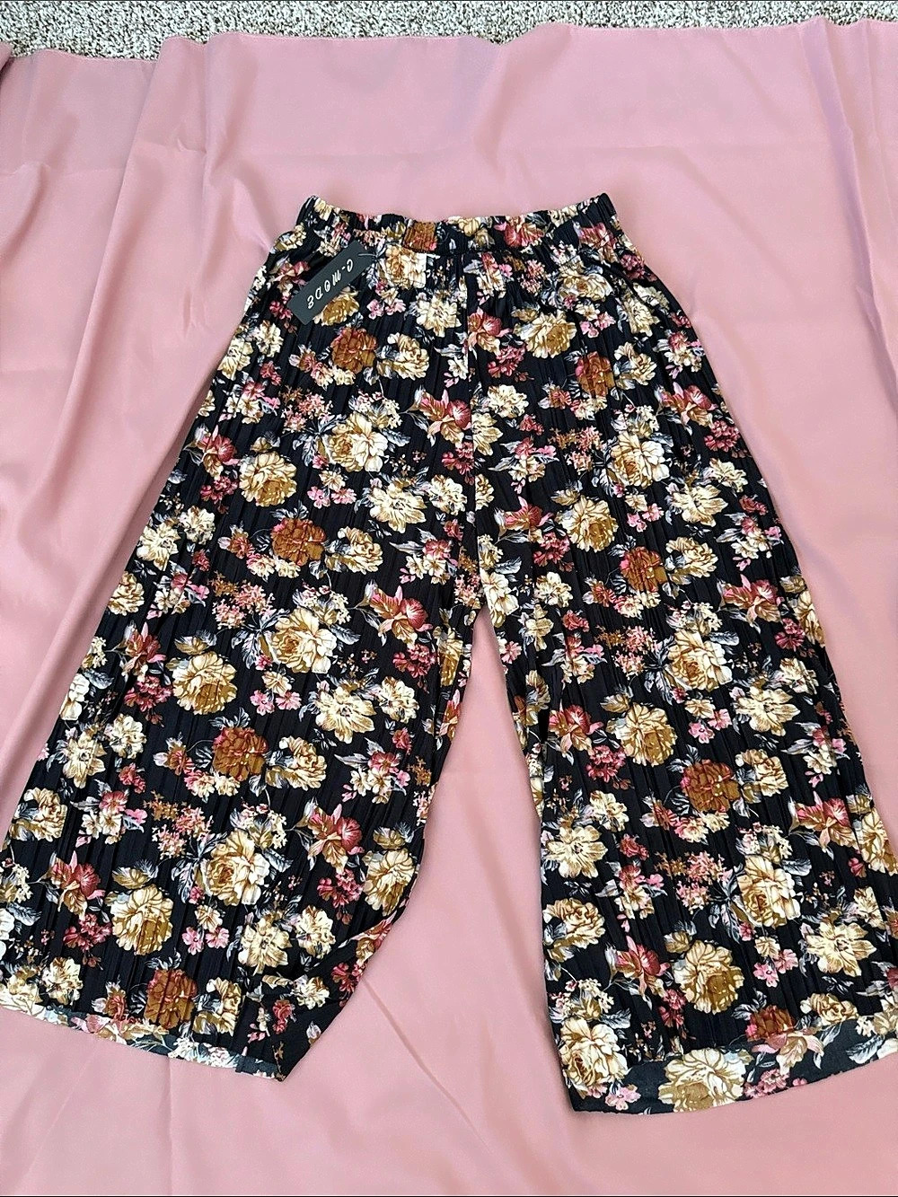 Floral Wide Leg Pants in Black & Pink
Size M